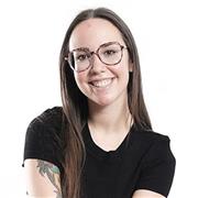 Profesora de apoyo para clases de diseño gráfico, especializada en proyectos editoriales